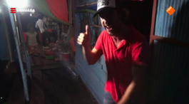 Chris zingt in een karaokebar in Cambodja