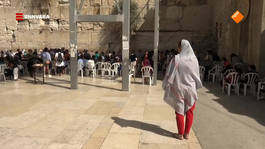 Evi bezoekt de Westmuur in Jeruzalem