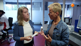 Ellie Lust praat met apotheker over illegale medicijnhandel