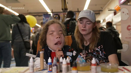 Emma en Annette bij Anime beurs