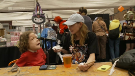 Emma en Annette proberen bubble tea