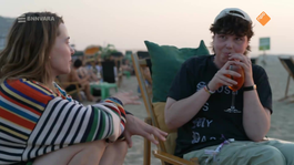 Emma en Mars-alexander op het strand
