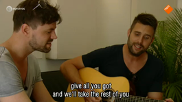 Nick & Simon zingen 'Stuck' bij Nard in de studio