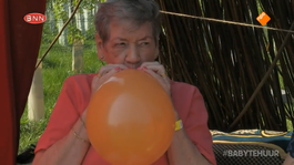 Oma Corrie gaat aan de ballonnetjes