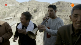 Maurice probeert muziek te maken