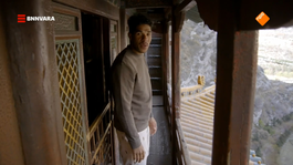 Maurice loopt door een Chinees hangend klooster