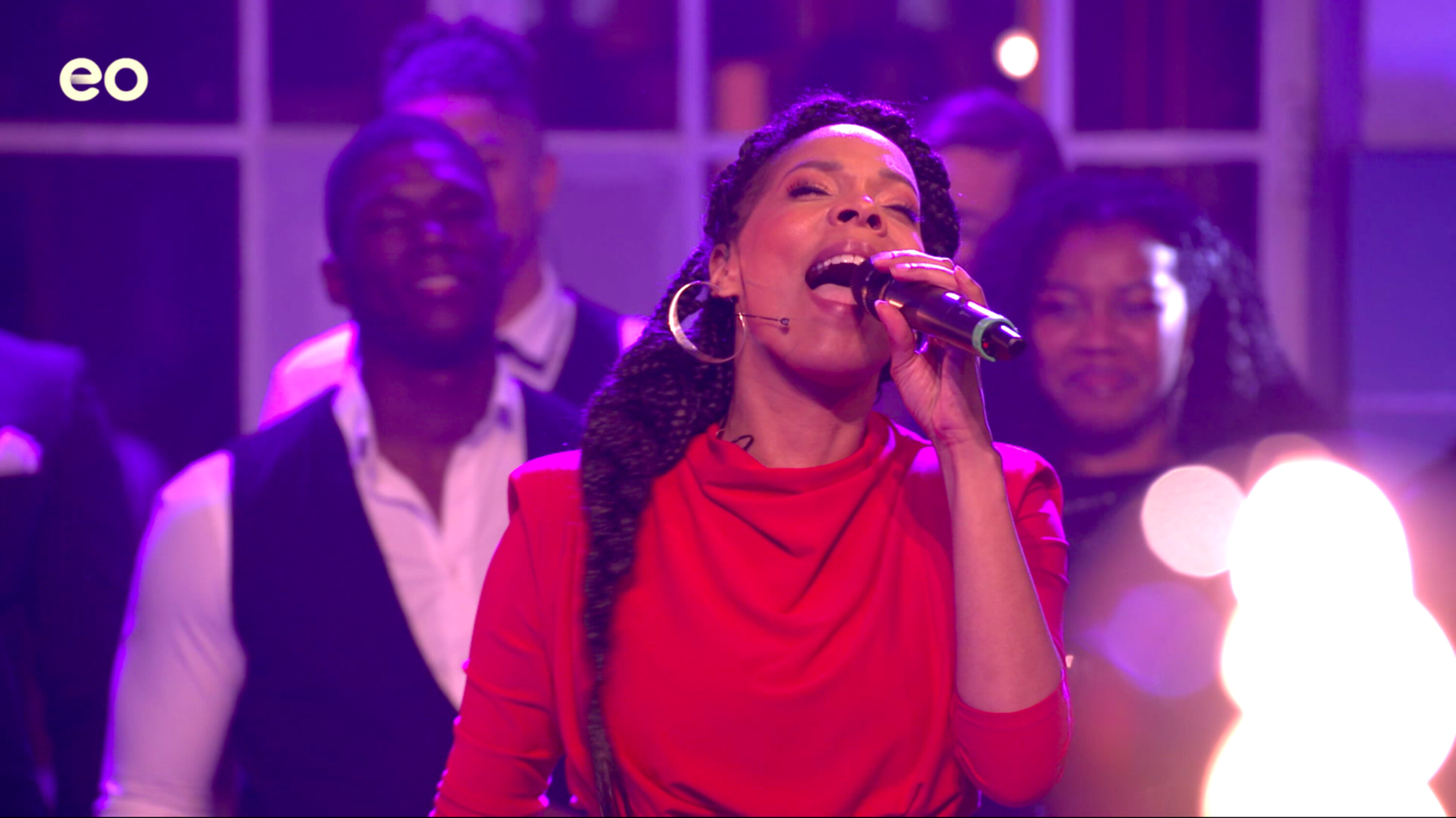 ‘He saved the day!’ | Carolina zingt ‘Love Theory’ | Aflevering 4