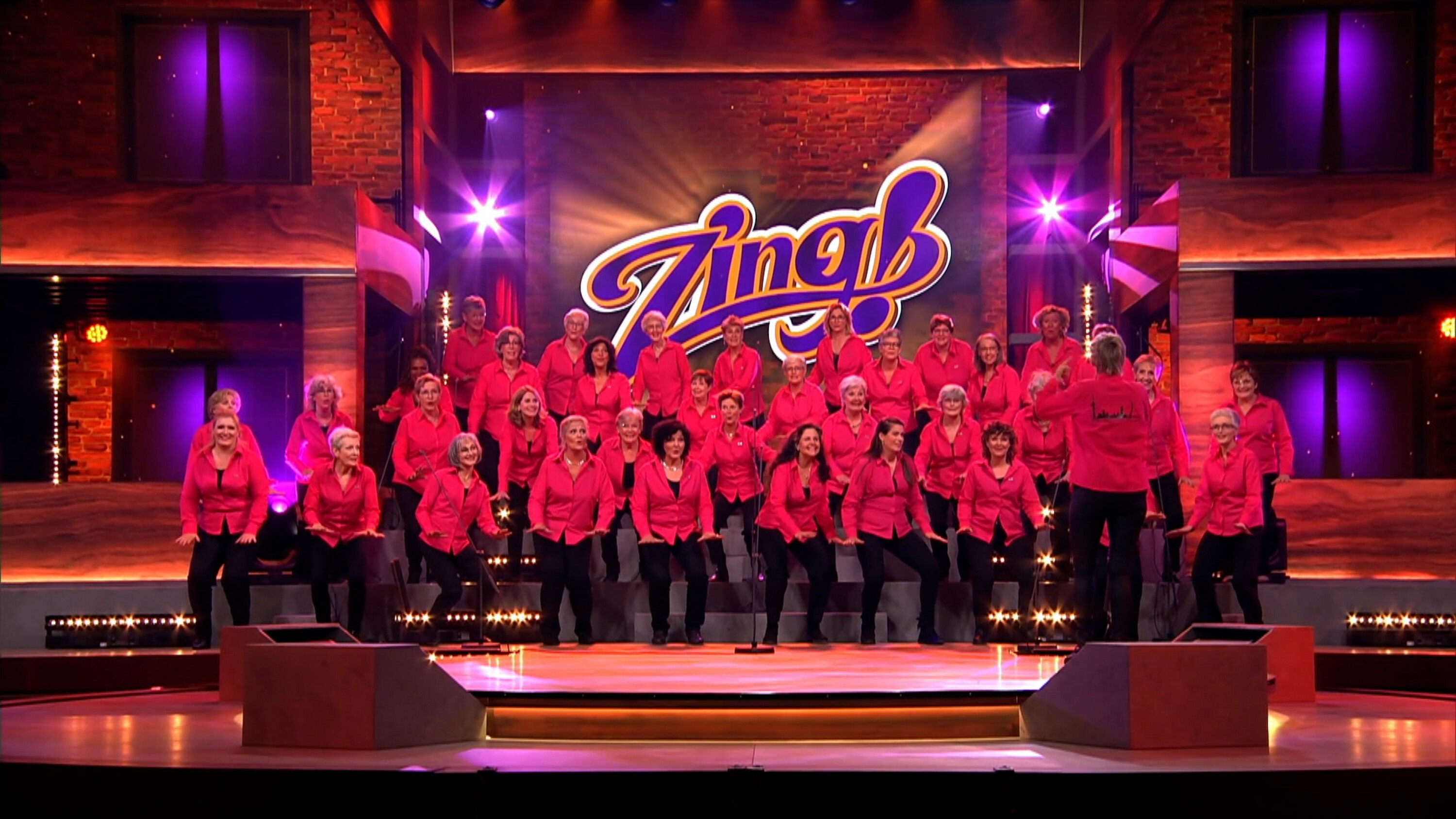 De energieke ‘Skyline Sisters’ zingen 'It's Raining Men' voor mentor Tania