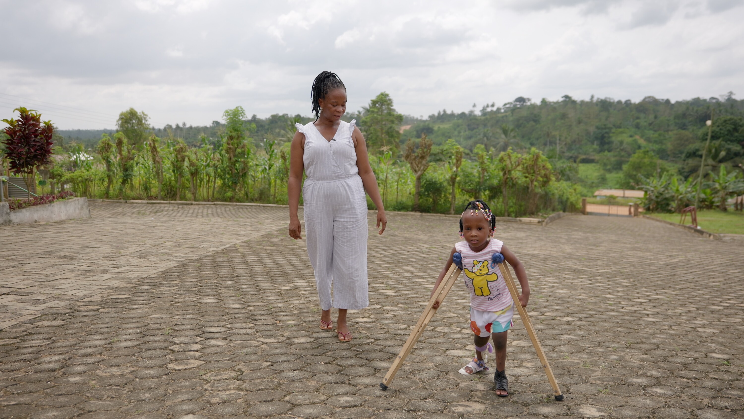 Ghana: Faustine gaat door 't vuur voor dochter Afi