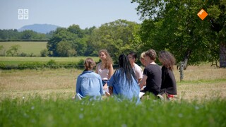 De jongeren gaan in gesprek met Peter D. Herschock over: Hoe gaan we globale uitdagingen aan? Richt je aandacht tot anderen en tot je omgeving.