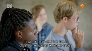 De jongeren gaan in gesprek met Tina Rahimy over: Hoe ervaar je wat je niet kunt grijpen? Bestaat er een wereld buiten de taal?