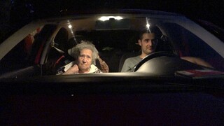 2Doc: Oma en Chris & de rode auto