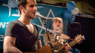 Moos' leven bestaat uit koken, schoonmaken en helpen in de winkel van haar vader. Als ze haar jeugdvriend Sam terugziet moedigt hij haar aan om auditie te gaan doen voor de Kleinkunstacademie.