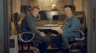 Jeroen van Katwijk verwelkomt z'n pasgeboren nichtje met een zelfgeschreven lied-op-afstand. De pastoor bereidt zich voor op eenzaam Pasen. Kroegbaas Peter Ummethum viert de gecancelde vakantie thuis.