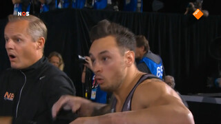 'Hij gaat op &eacute;&eacute;n arm! Hoe is't mogelijk!'