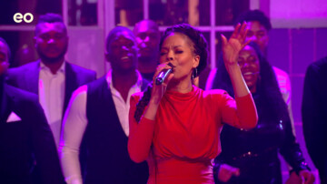 Carolina vol vuur tijdens haar vertolking van gospelsong ‘Happy’ | Aflevering 3