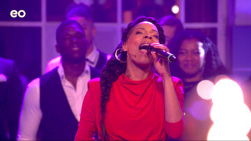 ‘He saved the day!’ | Carolina zingt ‘Love Theory’ | Aflevering 4