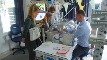 Handen aan de couveuse: de eerste beelden uit aflevering 1