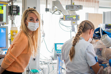 Handen aan de couveuse | Trailer