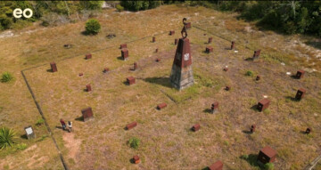 Gids Marcel vertelt over de gedenkplek Moiwana in Suriname | Firma Erfgoed Overzee