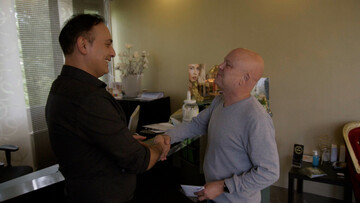 Rik leende 20.000 euro aan de familie Sheshkalani | Waar doen ze het van?