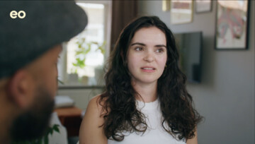 "Er wordt zo weinig over gesproken" | Emmy duikt in de geschiedenis in 'Geboeid - terug naar Indonesië'