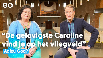 Adieu God? | Caroline van der Plas bidt op het vliegveld