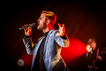 Jim Bakkum zingt 'O Come, All Ye Faithful' | Stralend Kerstfeest 2024