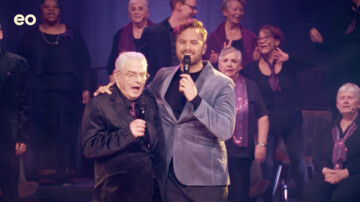 Ontroerend: Michel zingt 'Leun op mij' met Jim Bakkum | Stralend Kerstfeest