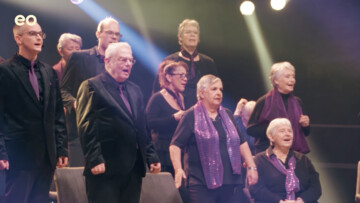 'Buurthuiskoor' uit Utrecht zingt 'This little light of mine' met Elvis E. | Stralend Kerstfeest