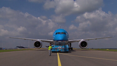 Wat gebeurt er als een vliegtuig op Schiphol landt?: Inparkeren, tanken en laden en weer opstijgen
