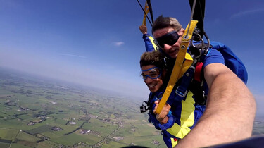 Hoe maak je een parachutesprong?: Springen uit een vliegtuig op vier kilometer hoogte