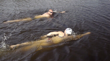 Hoe bereid je je voor op 10 kilometer openwaterzwemmen?