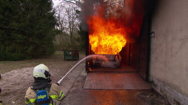 Hoe oefent de brandweer met blussen?