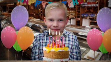 Waarom staan er kaarsjes op een verjaardagstaart?