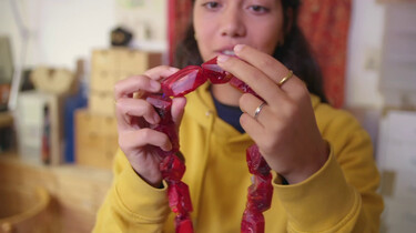 Hoe maak je sieraden van zwerfafval?: Plastic omsmelten tot edelstenen