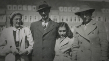 Wat is er gebeurd met Anne Frank?: Gearresteerd en weggevoerd