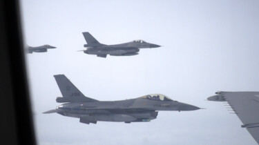 Hoe tank je een F-16 in de lucht?