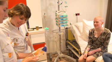 Hoe wordt een chemokuur toegediend?: Emma (16) krijgt haar 17e chemo