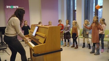 Kindertijd: Gioia en Leyla (7 jaar) zingen in een koortje