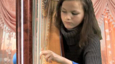 Inez speelt harp