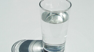 Watermoleculen trekken elkaar sterk aan
