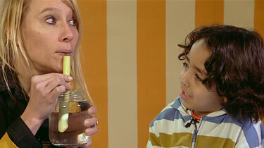 Zelf muziek maken met water: Een glazen pot, buisje en wat water. Meer heb je niet nodig!