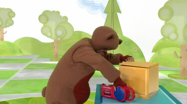 Teddy gaat dansen op muziek