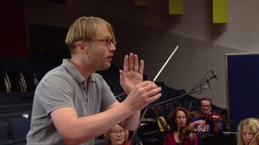 De dirigent van het Metropole-orkest