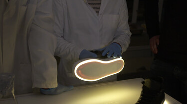 Hoe maak je lichtgevende schoenen van bacteriën?