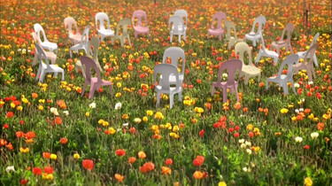 Dansende stoelen in de bloementuin