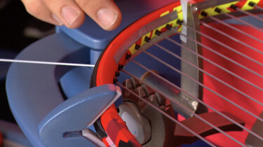 Hoe worden tennisrackets bespannen?