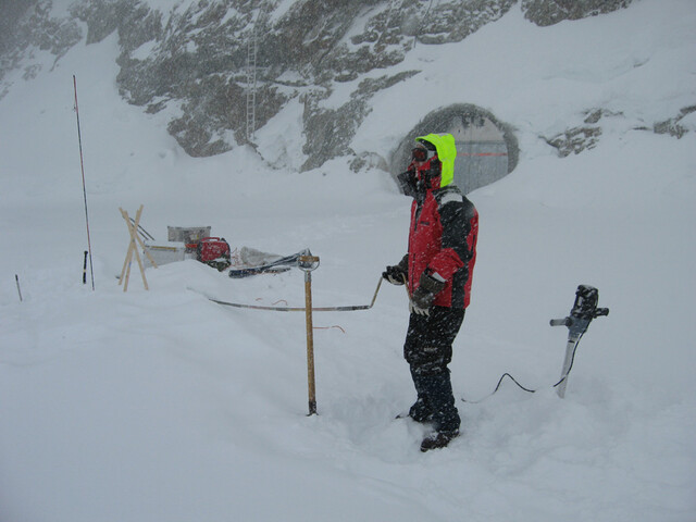 Marianne test de boor op de Zwitserse berg de Jungfrau. Marianne test de boor op de Zwitserse berg de Jungfrau.