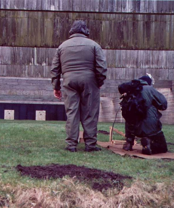 De poolonderzoekers op berenschietcursus.